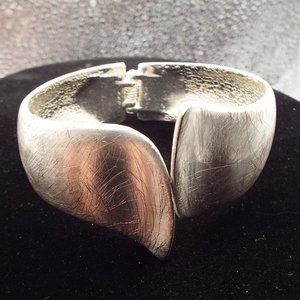 CHICO'S FASHION FORWARD BRUSHED SILVERY AERODYNAMIC DESIGN HINGED BRACELET 17